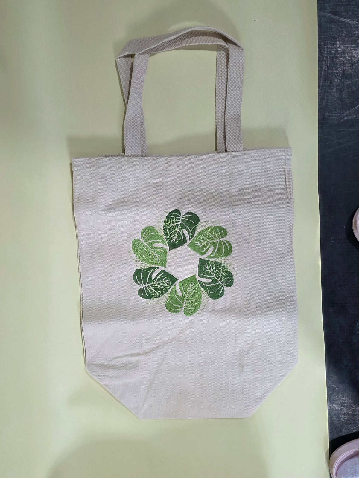 Monstera Wreath - Dark Green & Light Green Leaf w/Light Green Outline Tote Bags